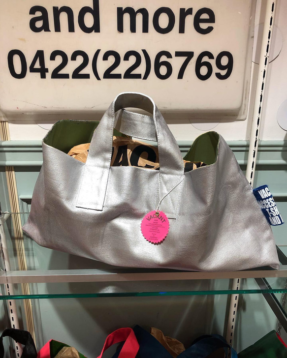 SALE｜Painted-Tote SILVER（ペンキを塗った横長トートバック） 1枚目の画像