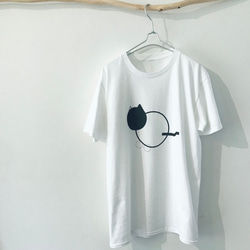 《Tshirt》ユニセックス　モノトーン・ネコデザインTシャツ・シンプルポップな猫・大人可愛い 1枚目の画像