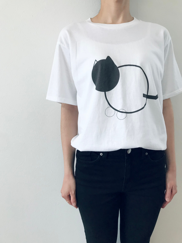 《Tshirt》ユニセックス　モノトーン・ネコデザインTシャツ・シンプルポップな猫・大人可愛い 4枚目の画像