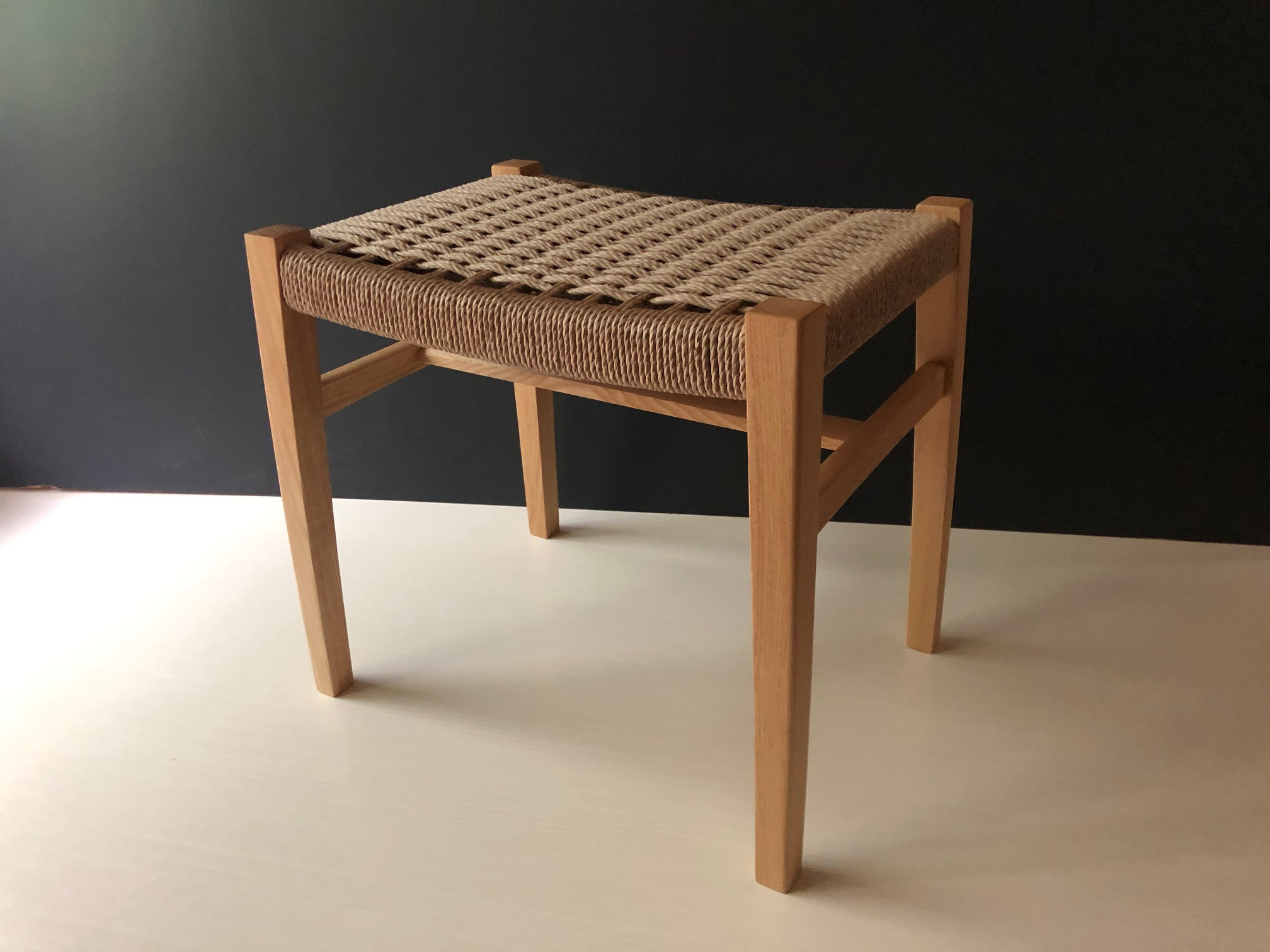 編み座のスツール