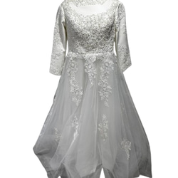 ウエディングドレス 七分袖丈  キラキラ光る刺繍  チュールスカート くるみボタン  ブライダル 1枚目の画像