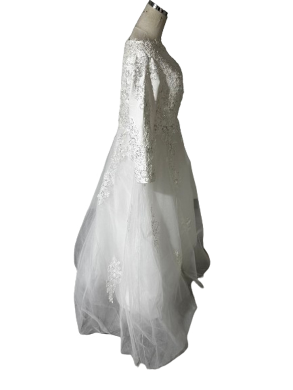 ウエディングドレス 七分袖丈  キラキラ光る刺繍  チュールスカート くるみボタン  ブライダル 4枚目の画像
