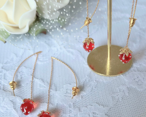 小粒いちごちゃん レジン アメリカンピアス ニッケルフリー ピアス