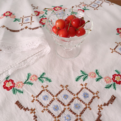 ドイツの手仕事/大判サイズ フォークロアな赤やピンクのお花の手刺繍とレース 生地 テーブルクロス(ヴィンテージ) 2枚目の画像