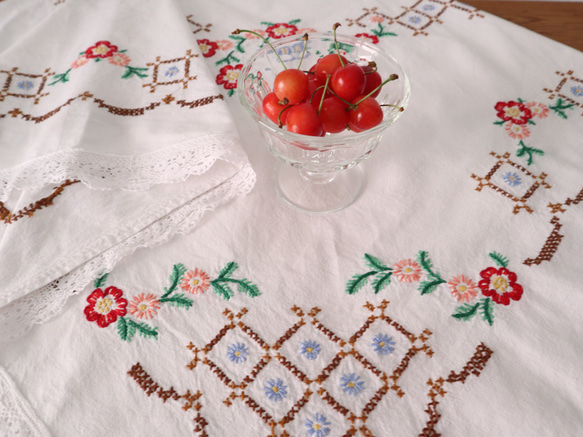 ドイツの手仕事/大判サイズ フォークロアな赤やピンクのお花の手刺繍とレース 生地 テーブルクロス(ヴィンテージ) 2枚目の画像