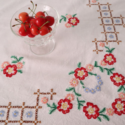 ドイツの手仕事/大判サイズ フォークロアな赤やピンクのお花の手刺繍とレース 生地 テーブルクロス(ヴィンテージ) 6枚目の画像