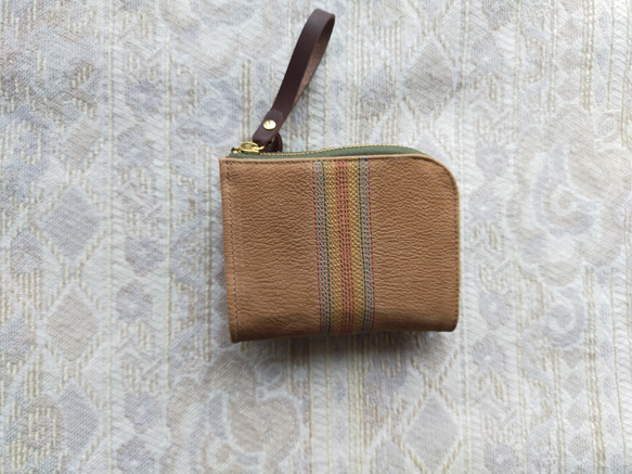 刺繍革財布 『虹色ステッチ』 ライトブラウンベージュ(ヤギ革) 二つ折りミニ財布 1枚目の画像
