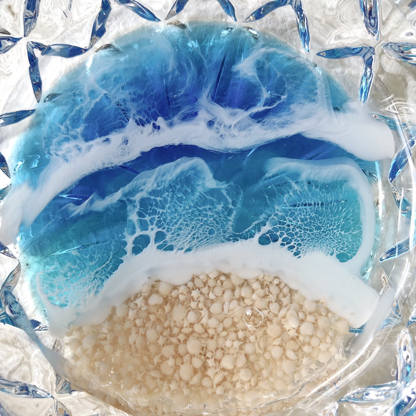 透明感抜群♪さざ波が幻想的な海レジンアートの小物入れ(ブルー)・アクセサリートレイ・お洒落なガラスのお花の小物入れ 3枚目の画像