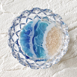透明感抜群♪さざ波が幻想的な海レジンアートの小物入れ(ブルー)・アクセサリートレイ・お洒落なガラスのお花の小物入れ 1枚目の画像