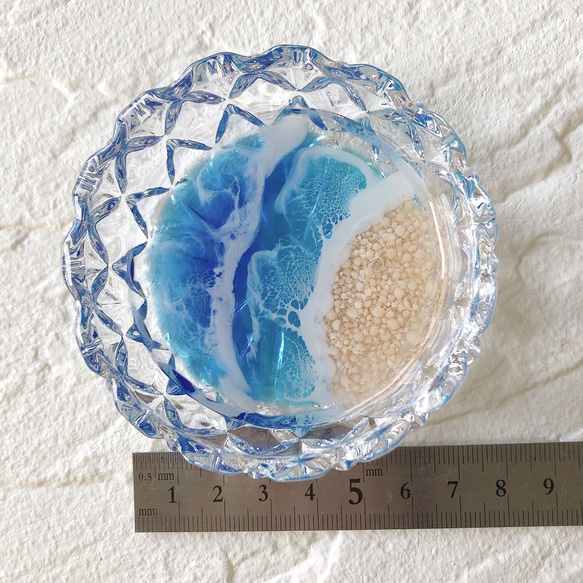 透明感抜群♪さざ波が幻想的な海レジンアートの小物入れ(ブルー)・アクセサリートレイ・お洒落なガラスのお花の小物入れ 7枚目の画像