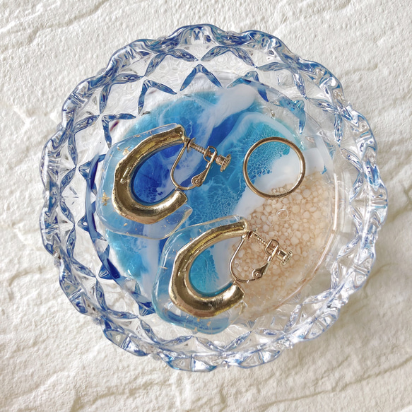 透明感抜群♪さざ波が幻想的な海レジンアートの小物入れ(ブルー)・アクセサリートレイ・お洒落なガラスのお花の小物入れ 6枚目の画像