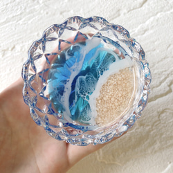 透明感抜群♪さざ波が幻想的な海レジンアートの小物入れ(ブルー)・アクセサリートレイ・お洒落なガラスのお花の小物入れ 4枚目の画像