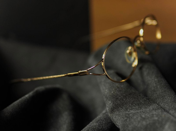 亮金簡約設計螺旋雕花鏡腳金屬鑧框古蕫 眼鏡 Japan/glasses 第4張的照片