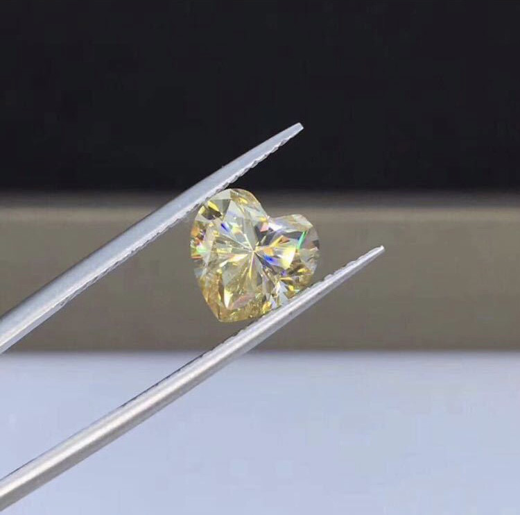 【2カラット】輝く イエロー ハート型 モアサナイト ルース