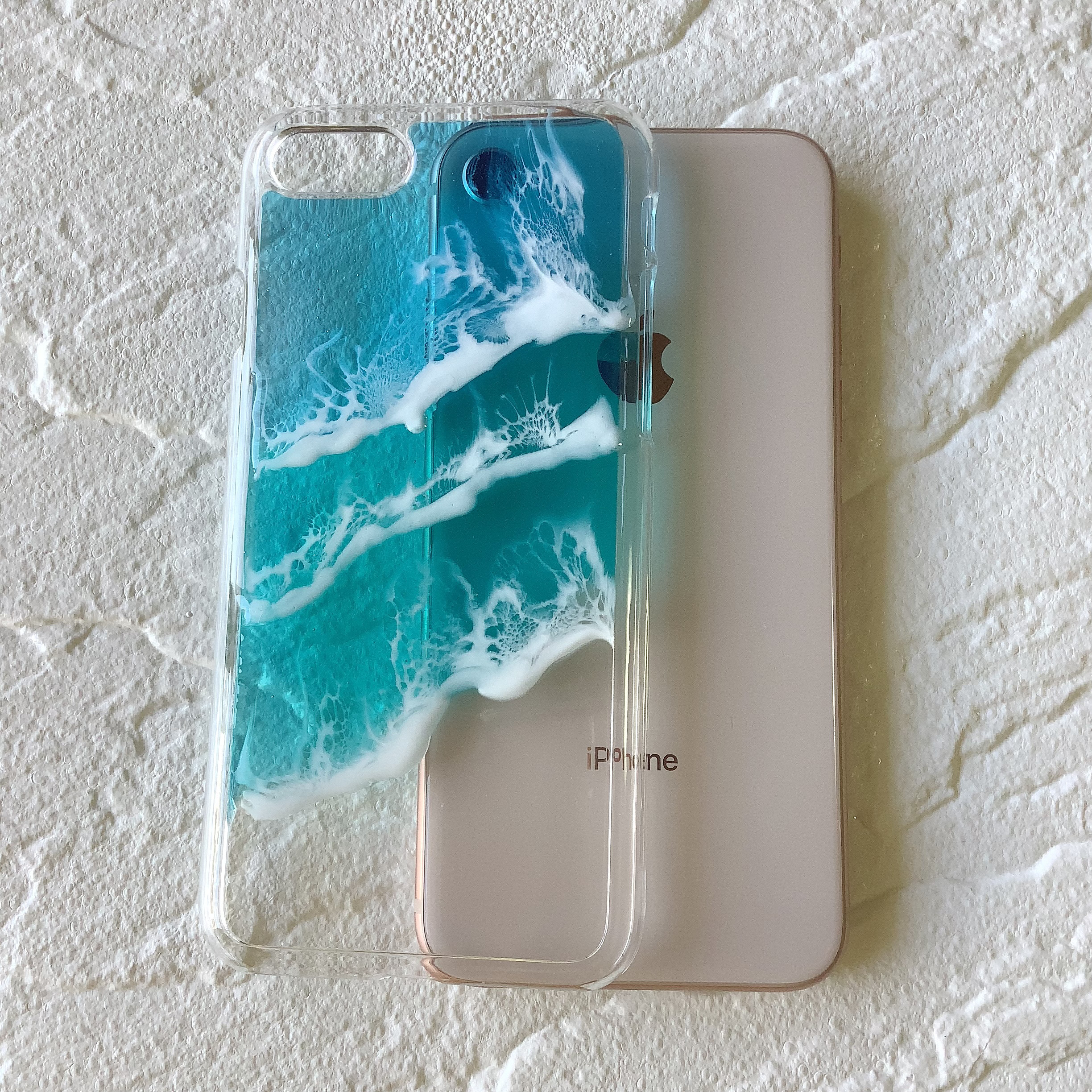 透明感抜群 さざ波が幻想的な海レジンアートのスマホケース