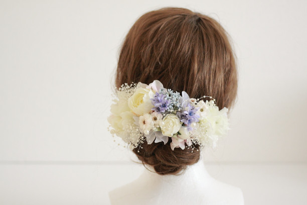 バラの花と青い小花、あじさいとかすみ草の髪飾り