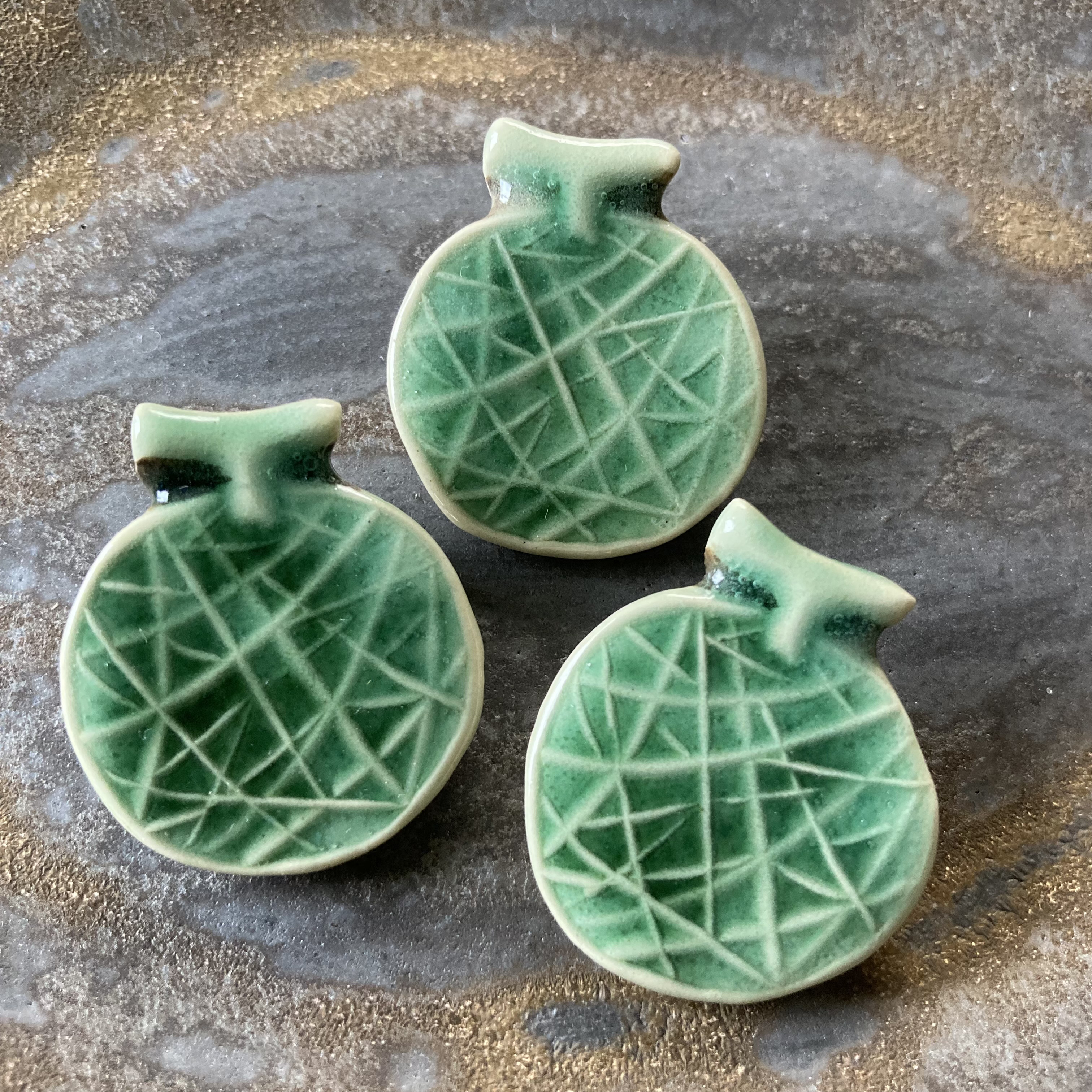 ハンドメイド陶製ブローチ 陶土の草花ブローチ : : : 1383 | iichi 日々の暮らしを心地よく