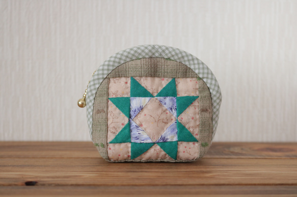 パッチワークキルトのシェル型ミニポーチ ～エイトポイントスター