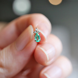 K18エメラルド＆ダイヤモンドのポストピアス ~Ello Lilas~ 5月誕生石 3枚目の画像