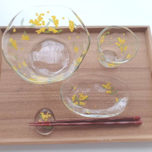 ★素敵　ガラス器　お皿　小花もよう　　　♡黄色 ☆素敵 ガラス器 お皿 小花もよう ♡黄色 ☆素敵 ガラス器 お