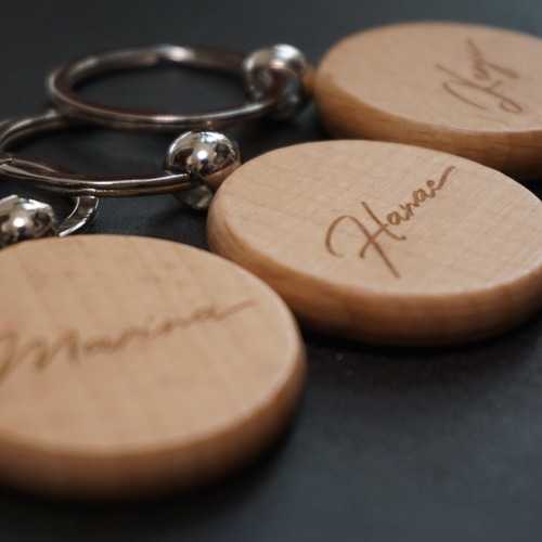 ネームキーホルダー 名前入りキーホルダー 名入れギフト結婚式 席札 木製 441801d46d43ab3d753ecd298ffa0b