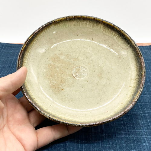 ベージュの小皿(少し大きめ) 【手仕事 窯元 和 陶器 民藝】 小皿 酒津