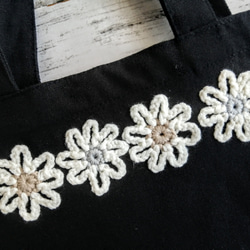 手編みの小花　帆布のミニトートバッグ　黒　コットン　手提げ　Sサイズ　オーダーメイド 2枚目の画像