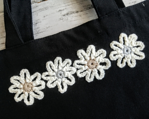 手編みの小花　帆布のミニトートバッグ　黒　コットン　手提げ　Sサイズ　オーダーメイド 2枚目の画像