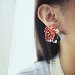 椿花．雙色不對稱花朵樹脂耳環 第5張的照片
