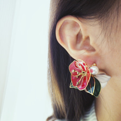 椿花．雙色不對稱花朵樹脂耳環 第6張的照片