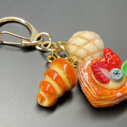 《受注生産》ベリーデニッシュと焼き立てパンのキーホルダー　フェイクスイーツ 7枚目の画像