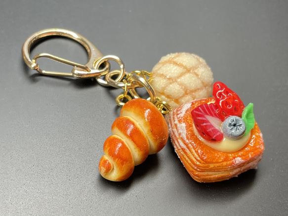 《受注生産》ベリーデニッシュと焼き立てパンのキーホルダー　フェイクスイーツ 7枚目の画像