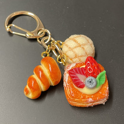 《受注生産》ベリーデニッシュと焼き立てパンのキーホルダー　フェイクスイーツ 3枚目の画像