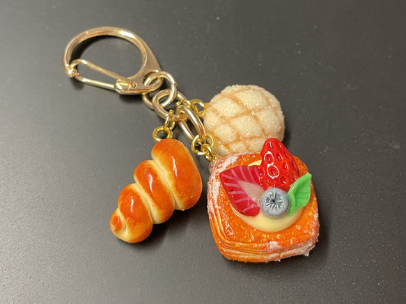 《受注生産》ベリーデニッシュと焼き立てパンのキーホルダー　フェイクスイーツ 3枚目の画像