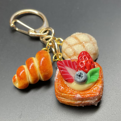 《受注生産》ベリーデニッシュと焼き立てパンのキーホルダー　フェイクスイーツ 6枚目の画像