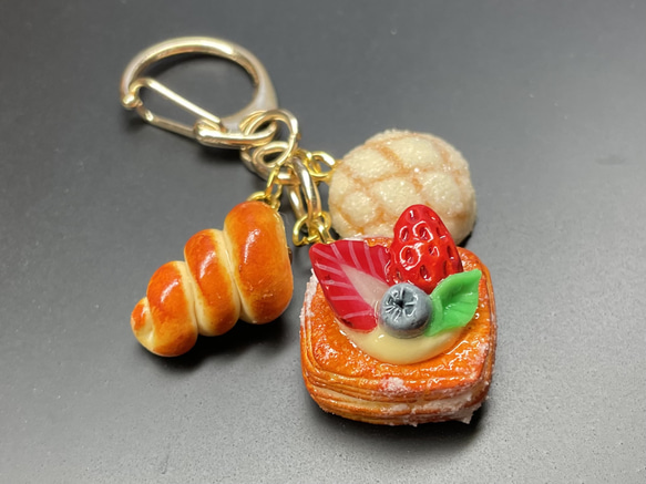 《受注生産》ベリーデニッシュと焼き立てパンのキーホルダー　フェイクスイーツ 6枚目の画像