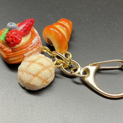 《受注生産》ベリーデニッシュと焼き立てパンのキーホルダー　フェイクスイーツ 10枚目の画像