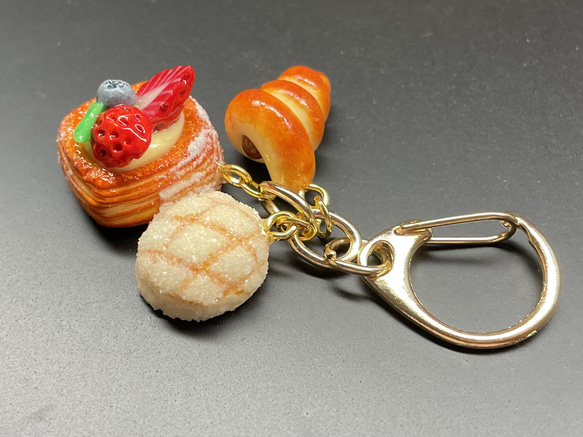 《受注生産》ベリーデニッシュと焼き立てパンのキーホルダー　フェイクスイーツ 10枚目の画像