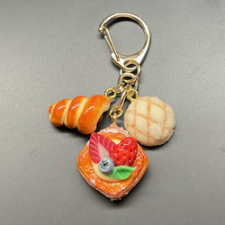 《受注生産》ベリーデニッシュと焼き立てパンのキーホルダー　フェイクスイーツ 11枚目の画像