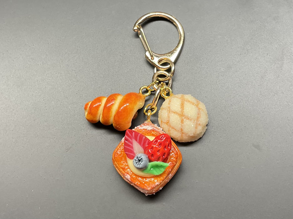 《受注生産》ベリーデニッシュと焼き立てパンのキーホルダー　フェイクスイーツ 11枚目の画像