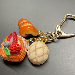 《受注生産》ベリーデニッシュと焼き立てパンのキーホルダー　フェイクスイーツ 2枚目の画像