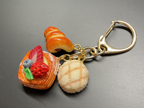 《受注生産》ベリーデニッシュと焼き立てパンのキーホルダー　フェイクスイーツ 2枚目の画像