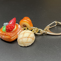《受注生産》ベリーデニッシュと焼き立てパンのキーホルダー　フェイクスイーツ 14枚目の画像