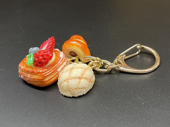 《受注生産》ベリーデニッシュと焼き立てパンのキーホルダー　フェイクスイーツ 14枚目の画像