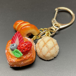《受注生産》ベリーデニッシュと焼き立てパンのキーホルダー　フェイクスイーツ 13枚目の画像