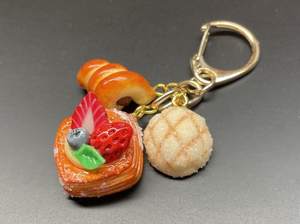《受注生産》ベリーデニッシュと焼き立てパンのキーホルダー　フェイクスイーツ 13枚目の画像