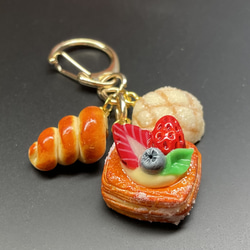 《受注生産》ベリーデニッシュと焼き立てパンのキーホルダー　フェイクスイーツ 8枚目の画像