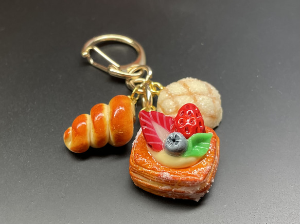 《受注生産》ベリーデニッシュと焼き立てパンのキーホルダー　フェイクスイーツ 8枚目の画像