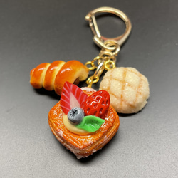 《受注生産》ベリーデニッシュと焼き立てパンのキーホルダー　フェイクスイーツ 12枚目の画像