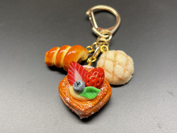《受注生産》ベリーデニッシュと焼き立てパンのキーホルダー　フェイクスイーツ 12枚目の画像